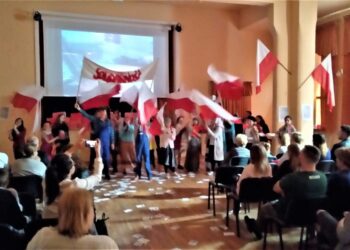 Patriotyzm jutra – spektakl uczniowski w Santoku