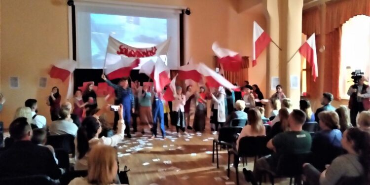 Patriotyzm jutra – spektakl uczniowski w Santoku