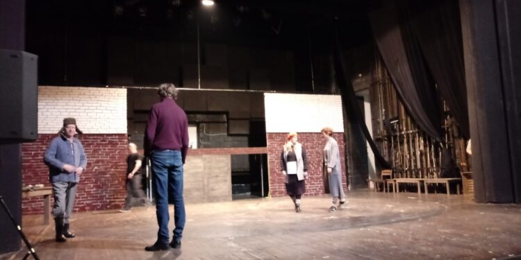 Próby w teatrze spektaklu „Przedstawienie Hamleta we wsi Głucha Dolna”