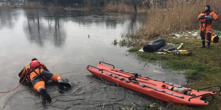 Strażacy ćwiczyli na lodzie
