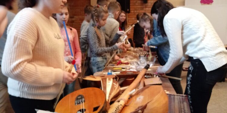 Tworzą instrumenty, zaplątują się w dźwięki