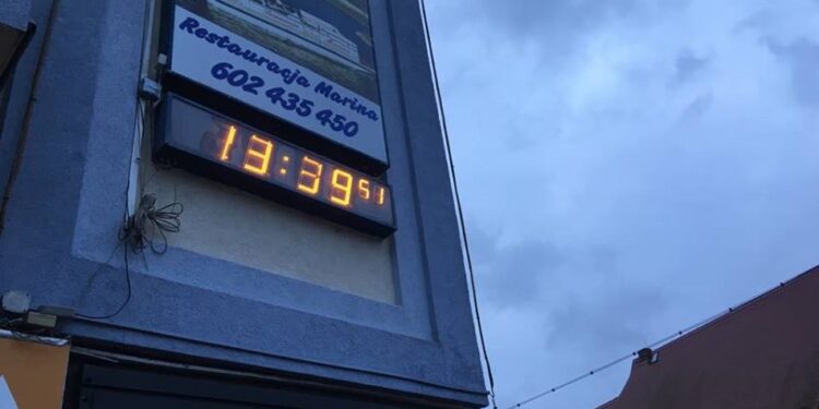 Zegar elektroniczny w centrum nie działa prawidłowo