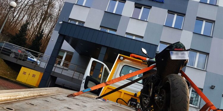 Policyjny pościg za motocyklem [film]