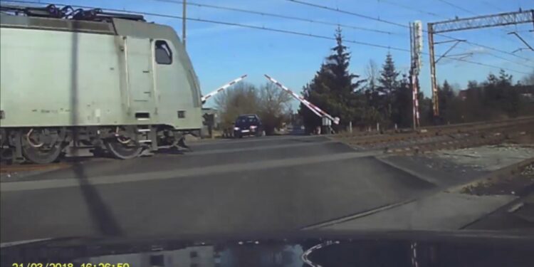 O krok od tragedii na przejeździe kolejowym