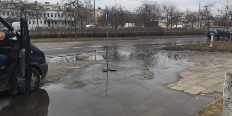 PWiK: Rury pękają ze starości albo przez mróz