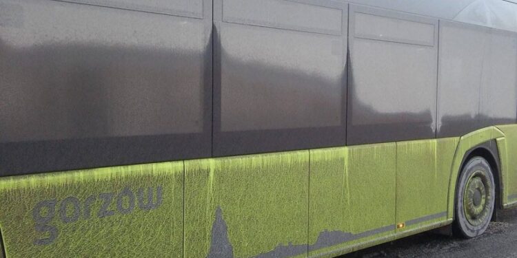 Brudne autobusy to nie przypadek