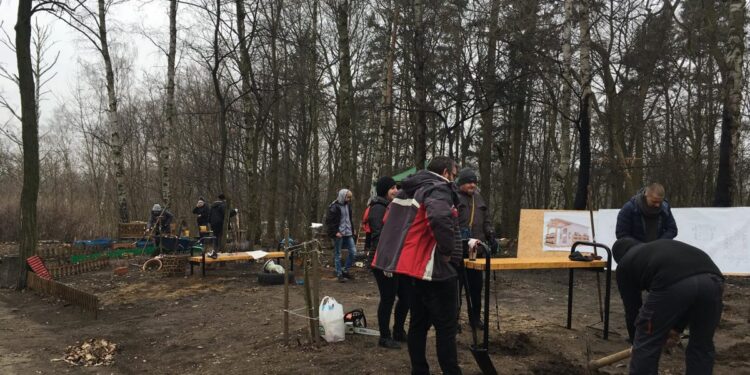 Ruszyły porządki. Na domek trzeba zaczekać