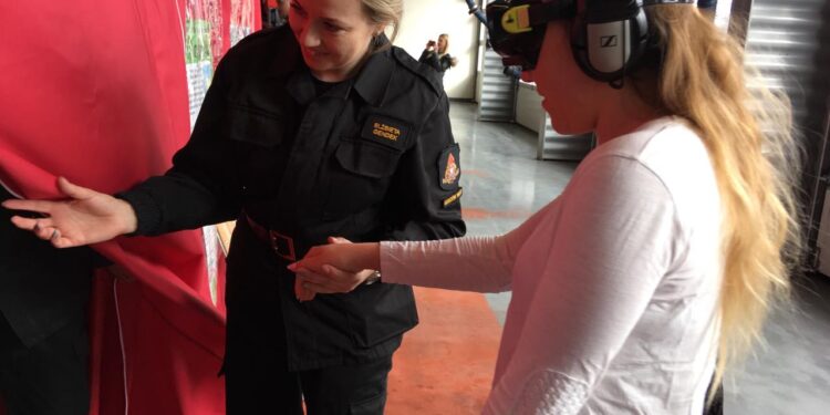 Dzień kobiet z wozem strażackim