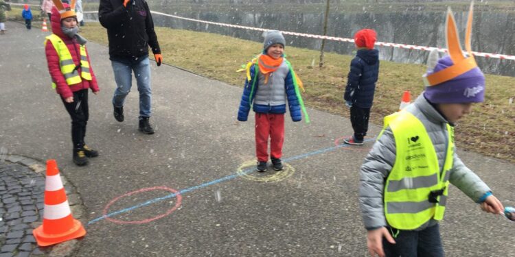 Przedszkolaki biegały w sztafecie z jajkiem