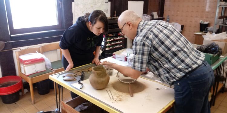 Archeolodzy otworzyli naczynia gliniane z okresu kultury łużyckiej
