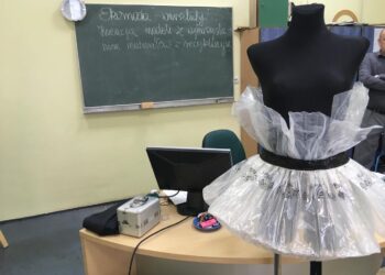Niecodzienne sukienki w Zespole Szkół Odzieżowych [GALERIA]