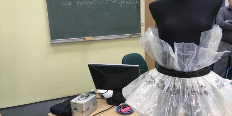 Niecodzienne sukienki w Zespole Szkół Odzieżowych [GALERIA]