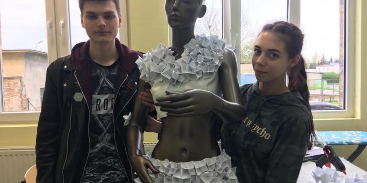Niecodzienne sukienki w Zespole Szkół Odzieżowych [GALERIA]