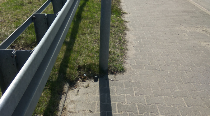 Chodnik zadbany do połowy