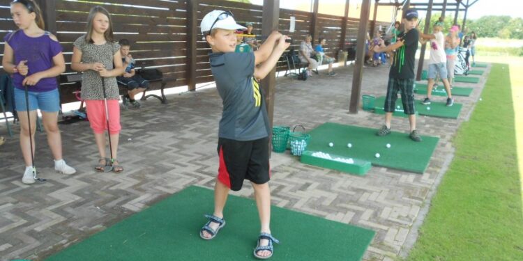 Inauguracja sezonu na polu golfowym