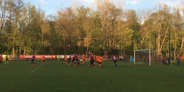 W IV lidze awans Warty tuż tuż. Remis Piasta