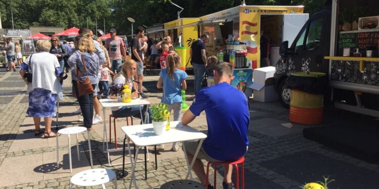Smaczny weekend z food truckami