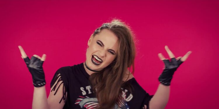 JULIA BURY „Żywa”