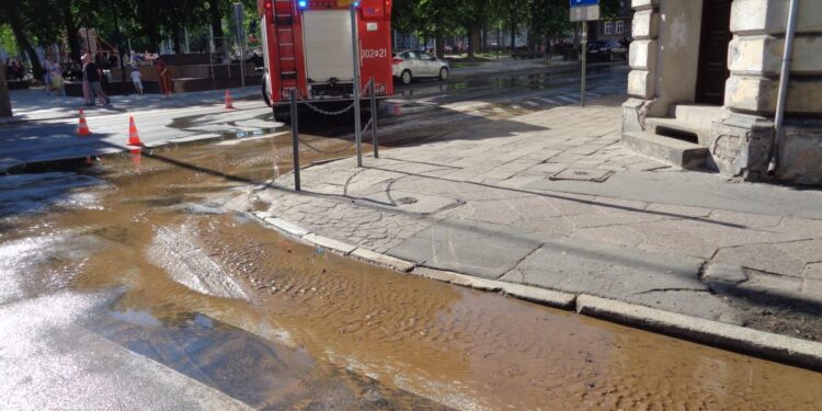 Pęknięta rura uszkodziła asfalt