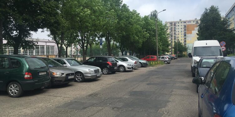 Mniej czy więcej miejsc parkingowych?