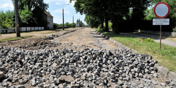 Z Kostrzyńskiej znika kostka