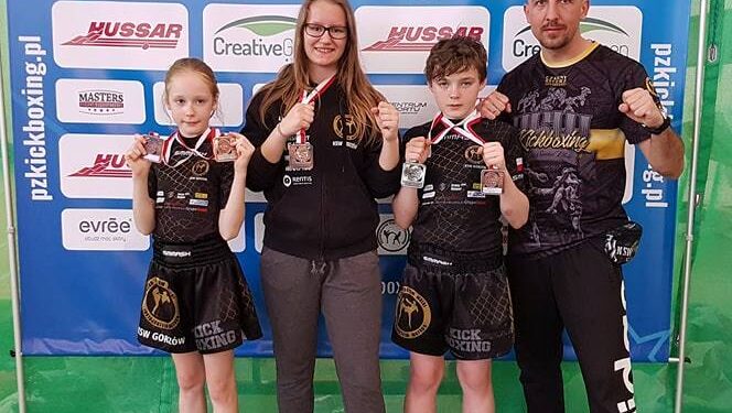 Kickbokserzy z workiem medali