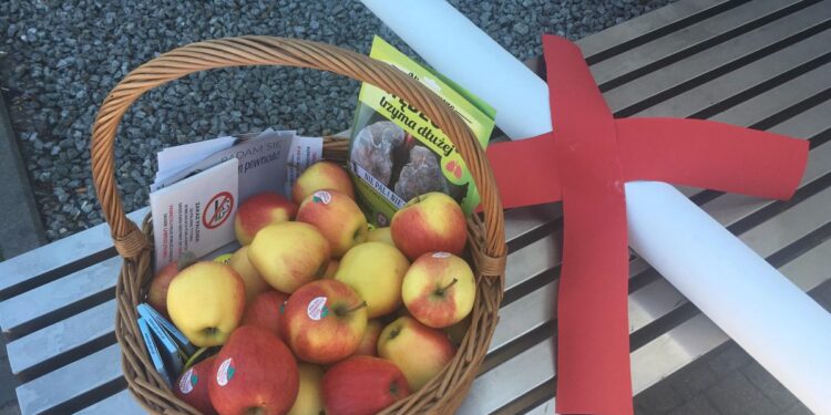 Promowali modę na niepalenie