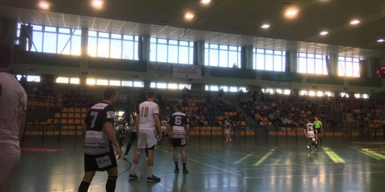 Stal zwycięskimi karnymi pożegnała się z kibicami