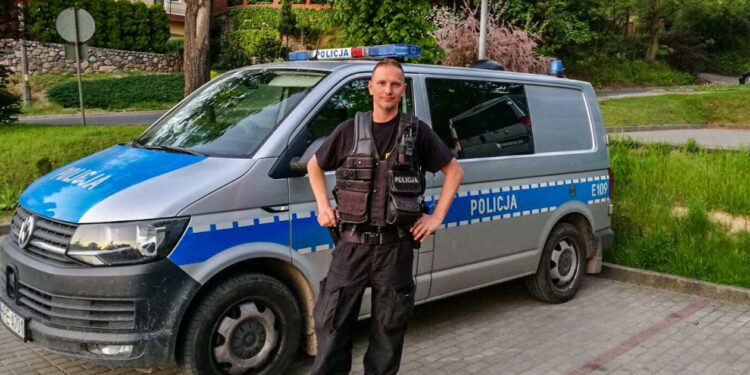 Slalom z policjantem zawieszonym na drzwiach
