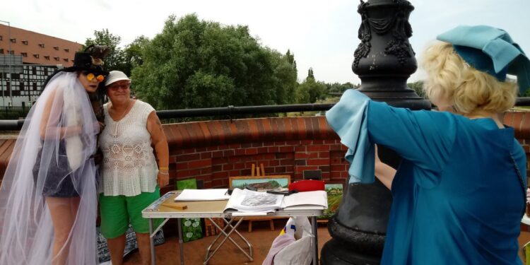 Most Staromiejski pełen życia i wrażeń