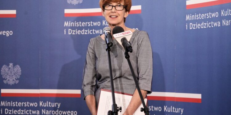 Minister Rafalska zachęca do składania wniosków o „500 plus” i „Dobry start” online