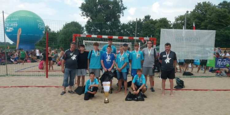 Misie z medalem na plaży