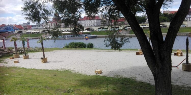 Miejska plaża bez leżaków i gastronomii