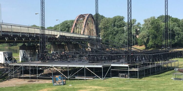 Powstaje ogromna scena