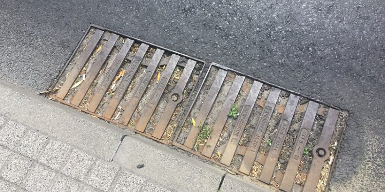 Nieczyszczone studzienki kanalizacyjne