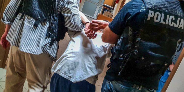 Pobicie na przystanku i szybka akcja policji
