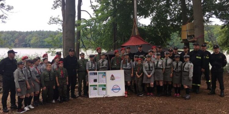 Strażacy uczyli harcerzy zasad bezpieczeństwa i nie tylko