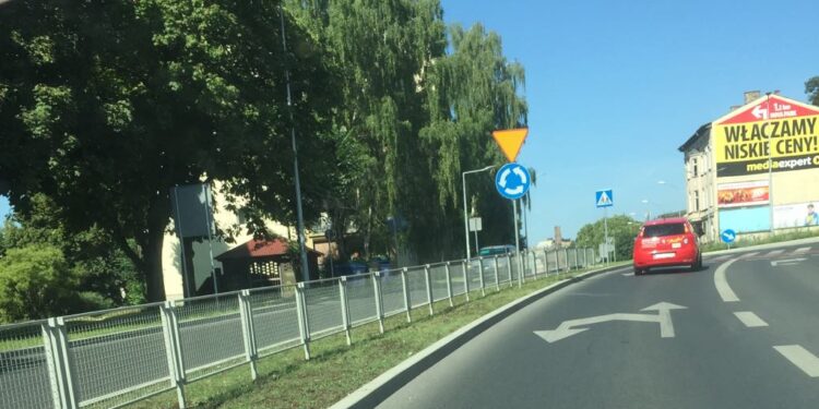 Są barierki przy rondzie turbinowym