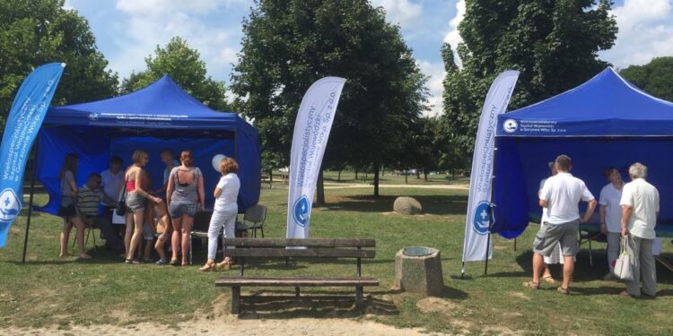 Zdrowy piknik przy fontannie