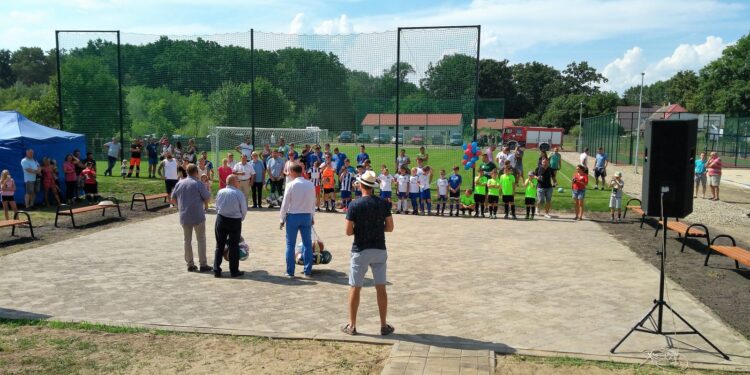 Zespół boisk oddano do użytku w Gralewie