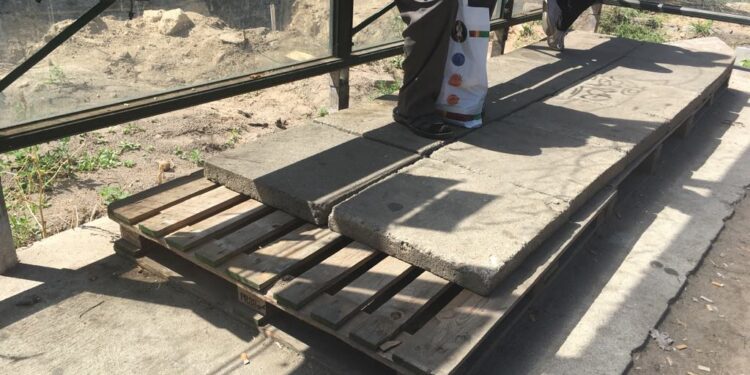 Po paletach i płytach na ławeczkę