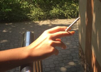 Papierosowe „dymki” dzielą sąsiadów