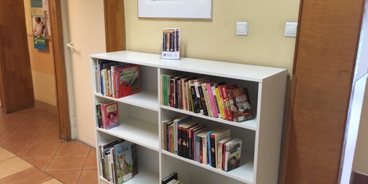 Kwiaty pod tablicą poświęconą pamięci ofiar Zbrodni Wołyńskiej