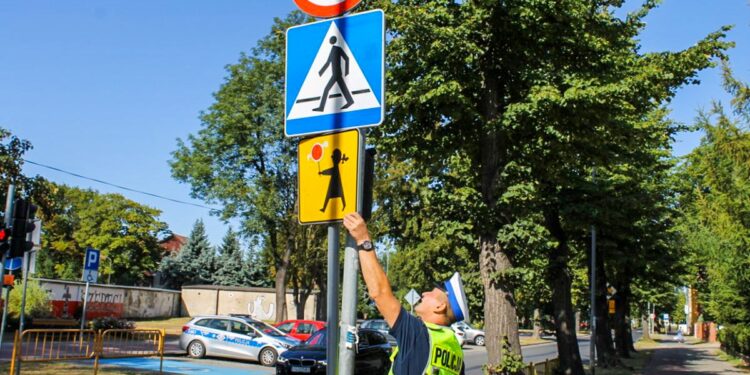 Policjanci sprawdzają oznakowanie przy szkołach