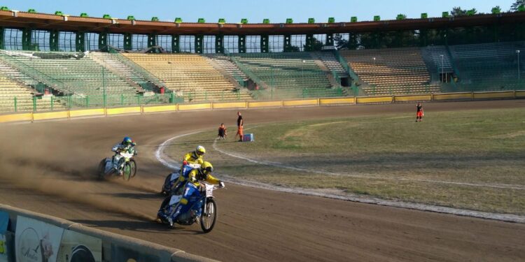 Stal najlepsza, Falubaz tuż za nimi