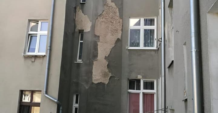 Kamienica się rozpada [ZDJĘCIA]