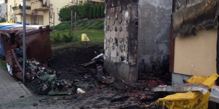 Kilka aut uszkodzonych w pożarze na Górczynie