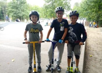 Ekstremalne jeżdżą na deskorolkach, hulajnogach i rowerach