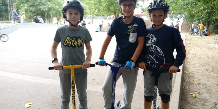 Ekstremalne jeżdżą na deskorolkach, hulajnogach i rowerach