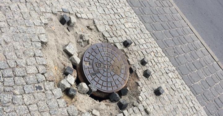 Niebezpieczna studzienka w centrum